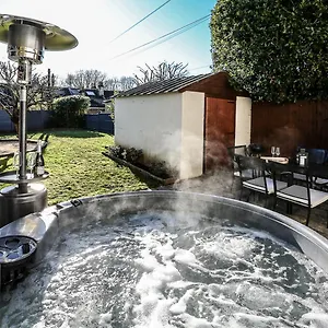 Apartment Garden With Hot Tub, Bath