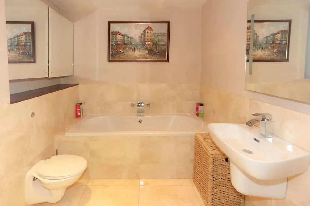 Green Park Central Bath Apartment